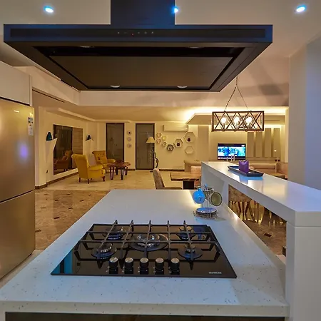 Unlimited 5 Bedroom Luxury With Infinity Pool *